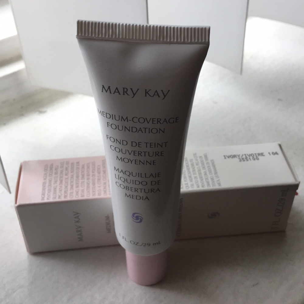 Medium-Coverage Foundation - Picture 2 of 2